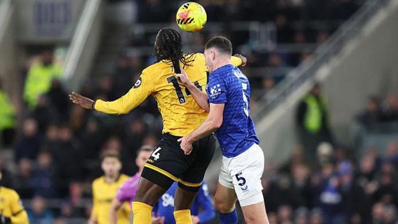 Premier League Reviews Hair Pulling and Set-Piece Grappling in Referee Guidelines